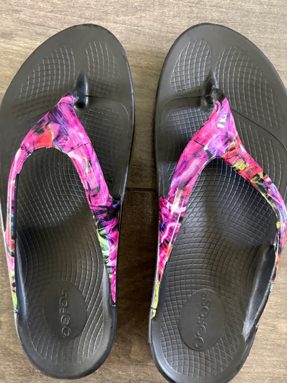 OOFOS Black Flip Flops with Pink Multi-Color Straps